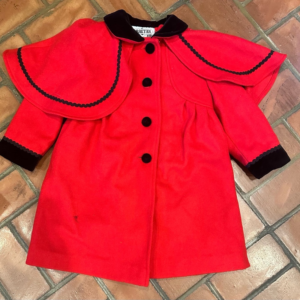Braetan Red and Black Cape with Timeless Sophistication